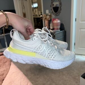 Nike tennis shoes !! Size 8 womens